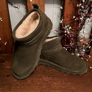 NWT Bear Paw ankle booties Olive sz 8M 😍😍